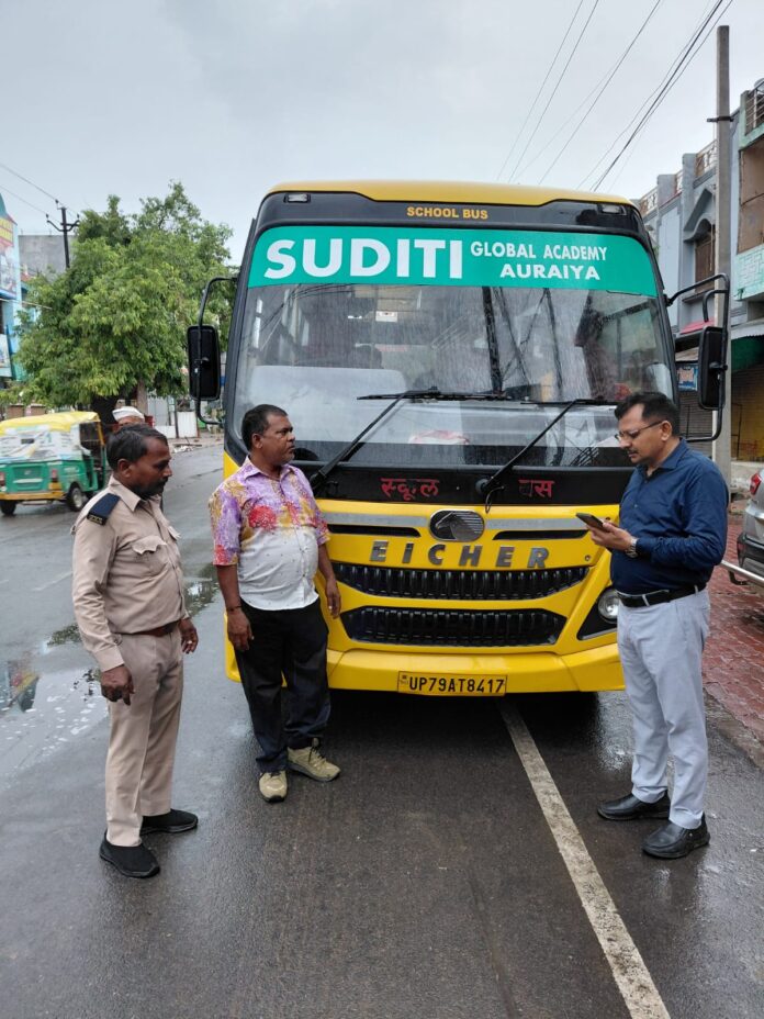 शिक्षा वाहनों पर कार्रवाई करते हुए