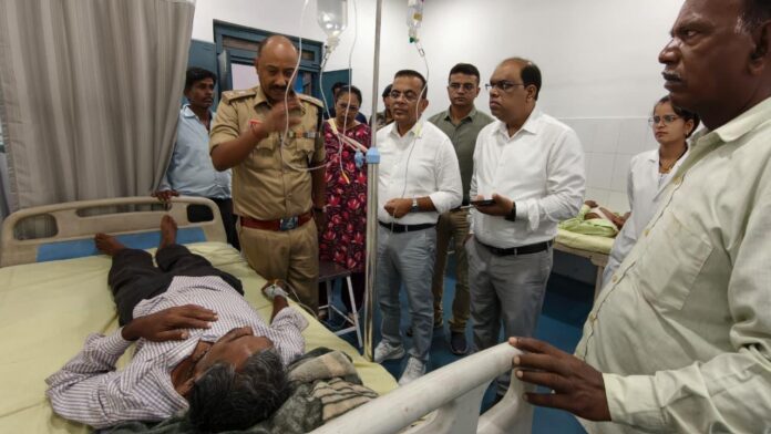 डोंगाकोहरौद आंदोलन के दौरान ग्रामीणों की मुलाकात कलेक्टर-पुलिस अधीक्षक से डोंगाकोहरौद आंदोलन के दौरान ग्रामीणों की मुलाकात कलेक्टर-पुलिस अधीक्षक से