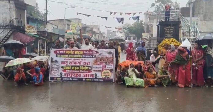हरियाणा में सड़क निर्माण की मांग पर चक्काजाम