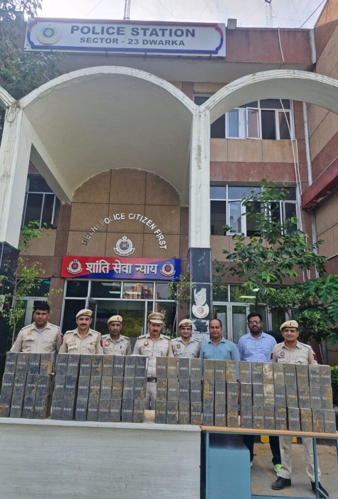 मोबाइल चोरी के मामले में पकड़े गए आरोपितों की फोटों मोबाइल चोरी के मामले में पकड़े गए आरोपितों की फोटों