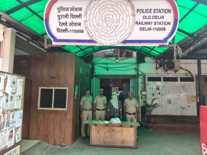 नशीले बिस्किट खिलाकर यात्री को लूटना