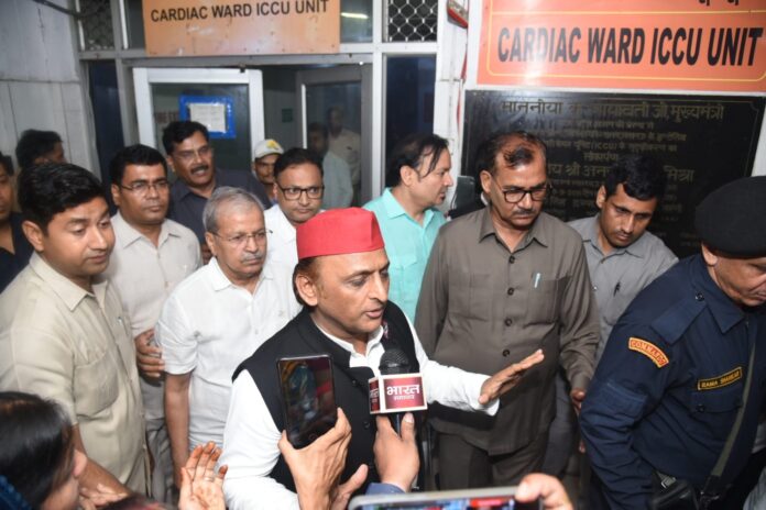 अखिलेश यादव राजेंद्र चौधरी को देख रहे हैं अखिलेश यादव राजेंद्र चौधरी को देख रहे हैं