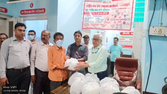 कोविड रोगियों को पुष्टाहार देते हुए डॉ ए.के.तिवारी कोविड रोगियों को पुष्टाहार देते हुए डॉ ए.के.तिवारी