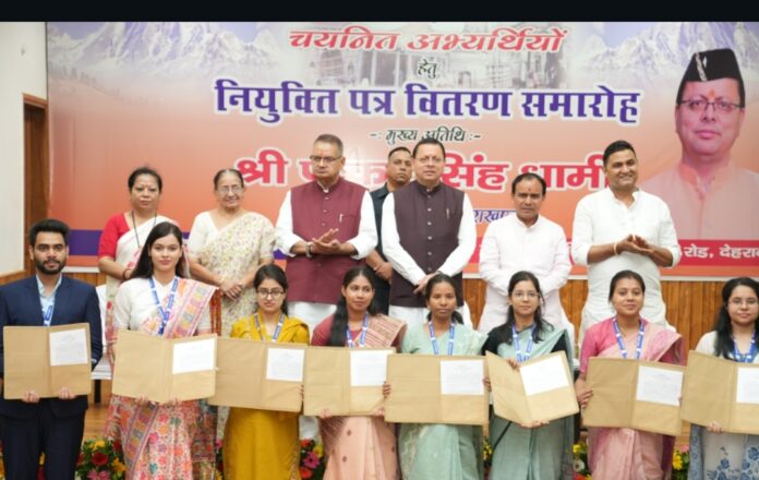 पुष्कर सिंह धामी नियुक्ति पत्र देने की तस्वीर