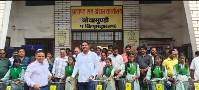 विधायक सोनाराम सिंकु द्वारा साइकिलें वितरित करते हुए विधायक सोनाराम सिंकु द्वारा साइकिलें वितरित करते हुए