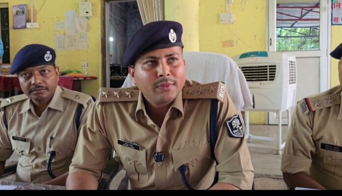 एसडीपीओ प्रेस वार्ता करते हिंदी में