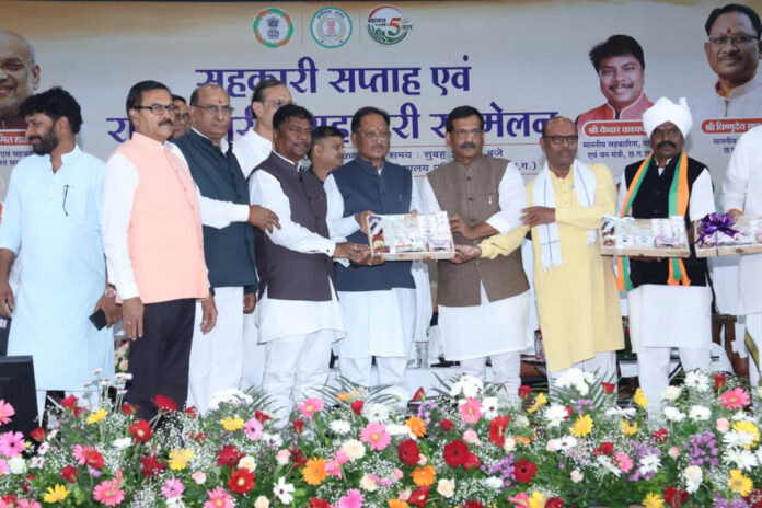 मुख्यमंत्री साय नए उत्पादों का लोकार्पण करते हुए