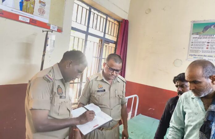 पुलिस शव को अस्पताल में ले जाती है
