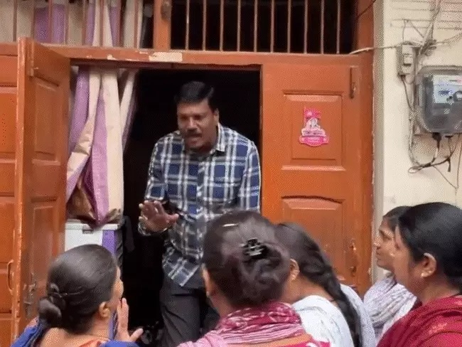 वीडियो वायरल हो रहा है जर्जर मकान खाली कराने का वीडियो वायरल हो रहा है जर्जर मकान खाली कराने का