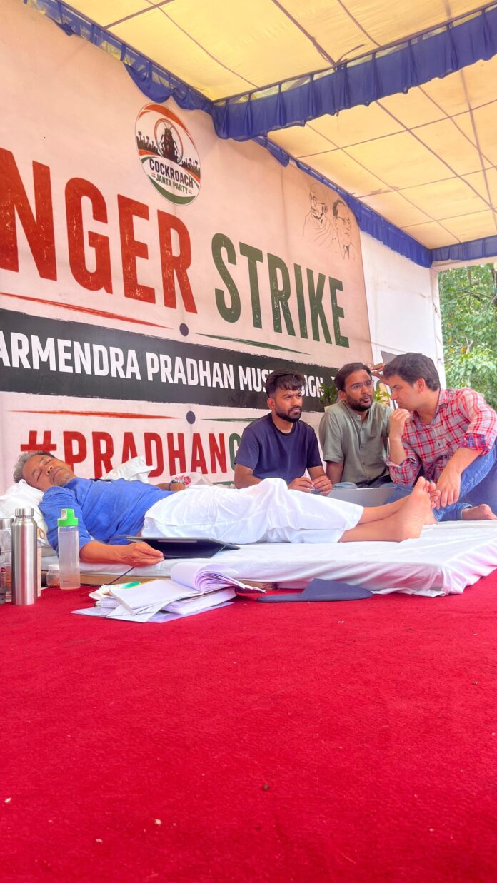 पर्यावरणविद् सोनम वांगचुक के साथ अन्य लोग