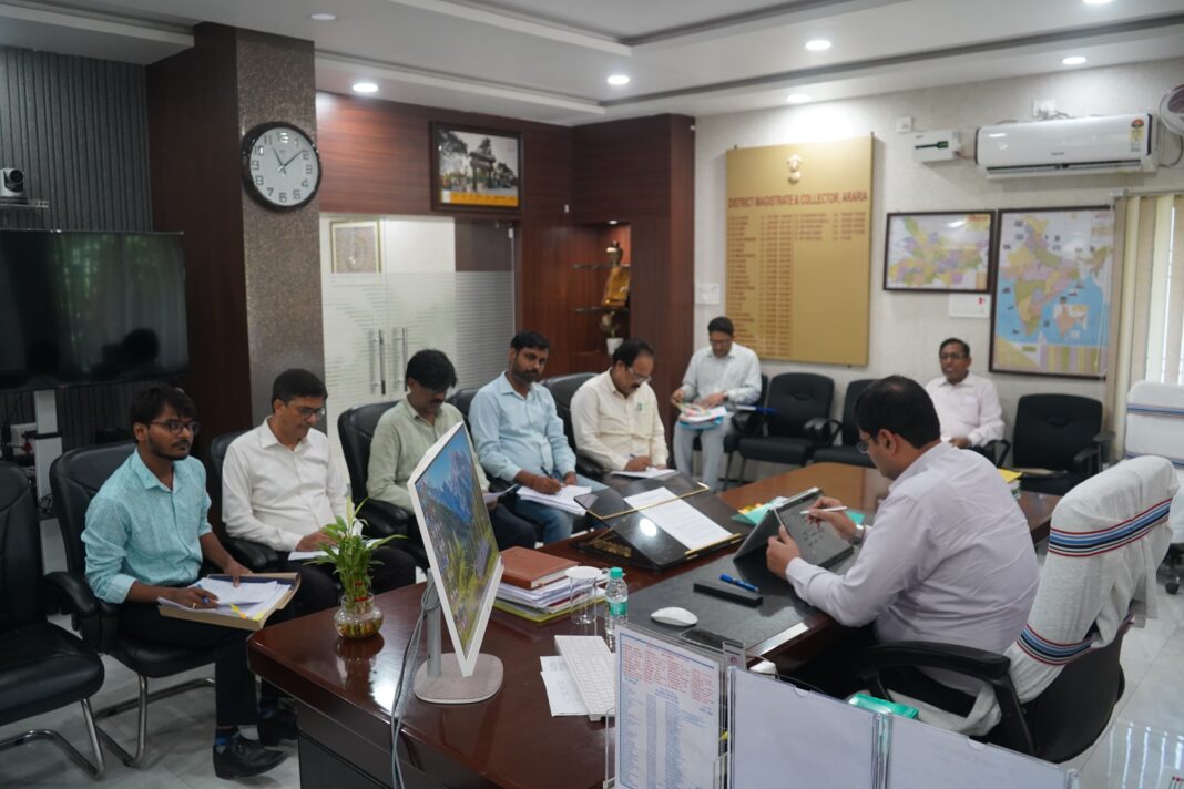 अररिया फोटो:डीएम विनोद दूहन अधिकारियों के साथ समीक्षा करते अररिया डीएम विनोद दूहन की समीक्षा करते अधिकारी