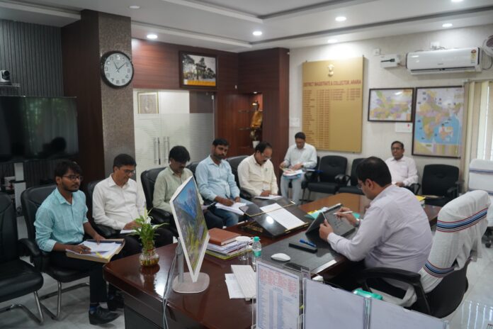 अररिया डीएम विनोद दूहन की समीक्षा करते अधिकारी अररिया डीएम विनोद दूहन की समीक्षा करते अधिकारी