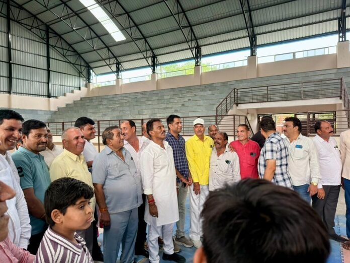 मंत्री सिलावट कबड्डी स्टेडियम के निर्माण कार्य का निरीक्षण करते हुए
