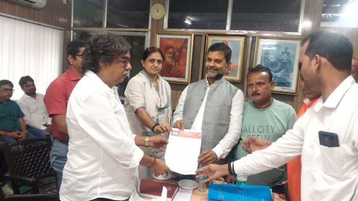भाजपा नेता ज्ञापन सौंपते हुए