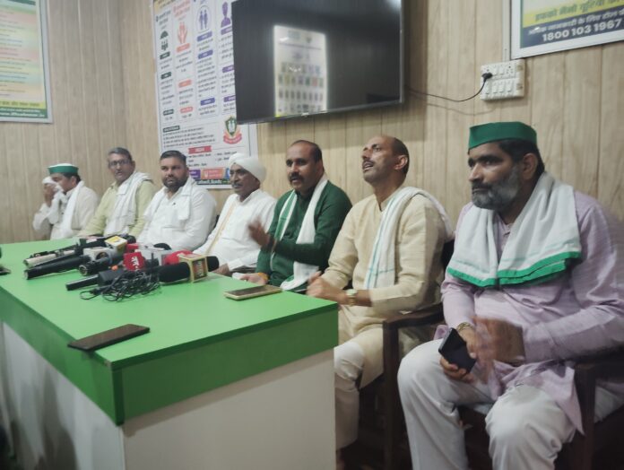 संगठन के पदाधिकारी प्रेसवार्ता करते हुए संगठन के पदाधिकारी प्रेसवार्ता करते हुए