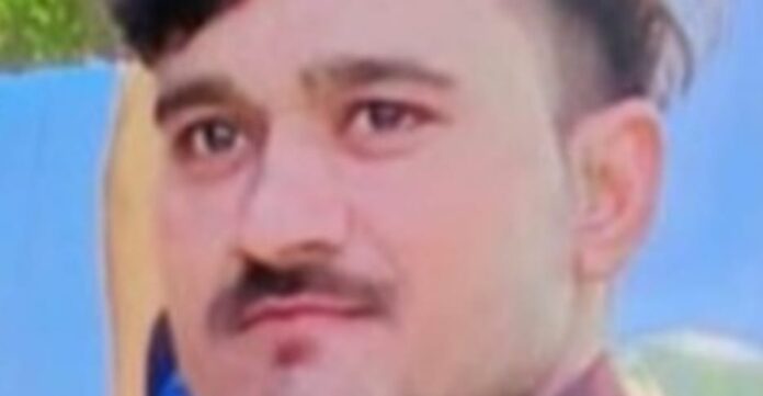 मृतक राजेश का फाइल फोटो और परिवार की प्रतिक्रिया