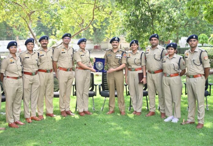 प्रशिक्षुओं और पुलिस आयुक्त की तस्वीर