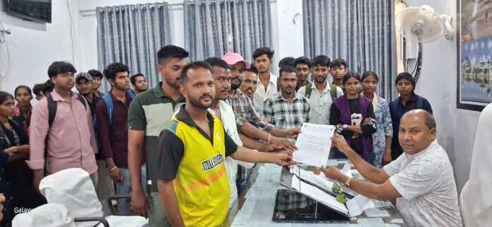 बीपीवीएम कार्यकर्ता प्राचार्य को ज्ञापन सौपते हुए वीडियो