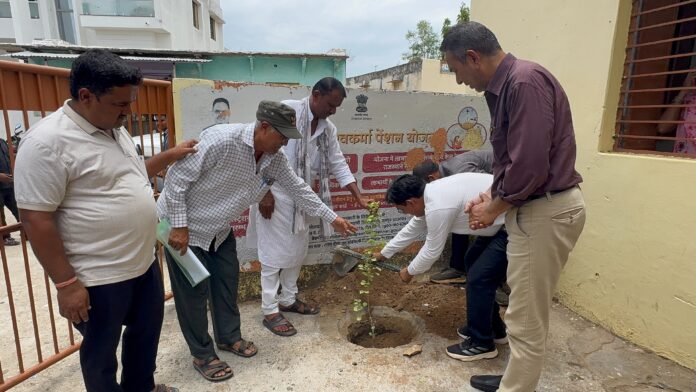 विधायक व्रक्षारोपन करते हुए