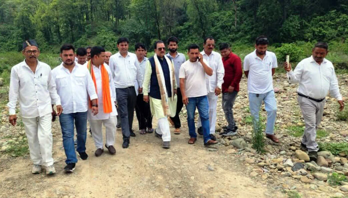 सांसद अजय भट्ट मार्ग का निरीक्षण करते हुए