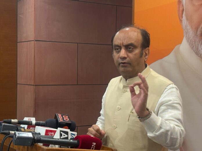 सुधांशु त्रिवेदी पत्रकारों से बातचीत करते हुए