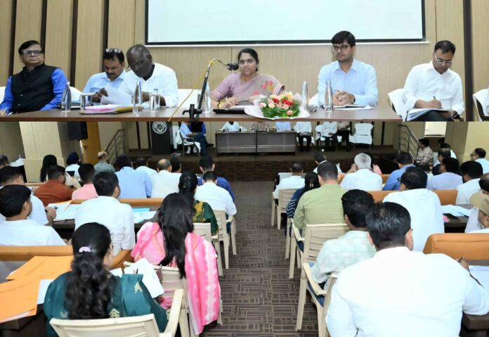 सचिव शंगीता आर की बैठक समीक्षा