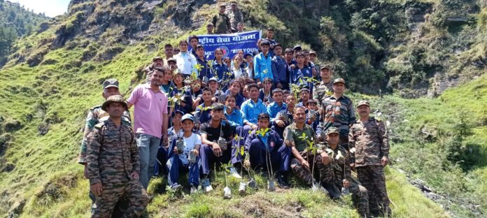 एनएसएस छात्र पौधरोपण में कार्यकर्ताओं के साथ