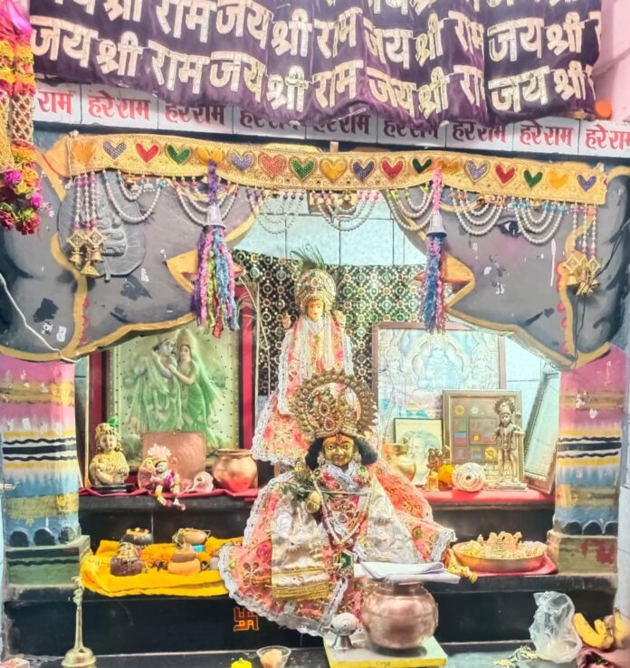 मंदिर में चोरी का मामला सामने आया है मंदिर में चोरी का मामला सामने आया है