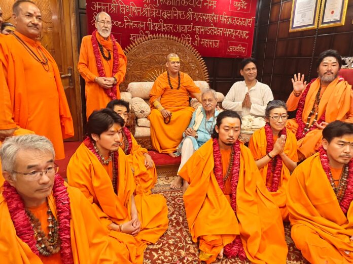 स्वामी कैलाशानंद गिरि के साथ जापानी भक्त