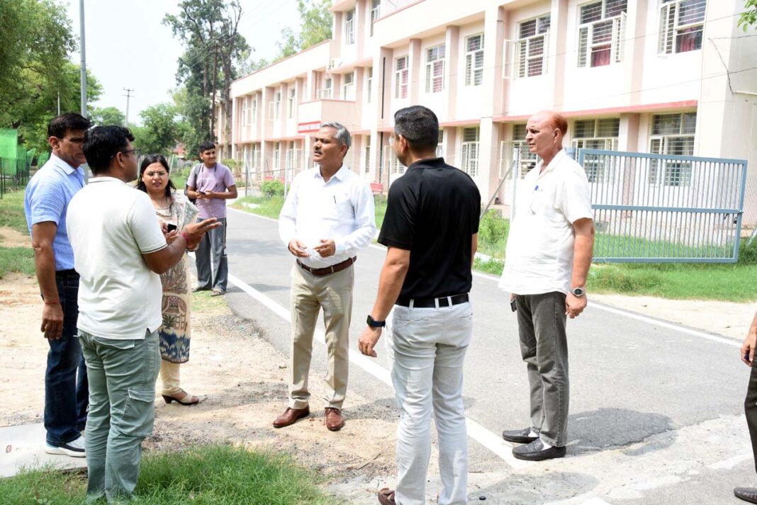 एचटेट परीक्षा केंद्रों का निरीक्षण करते हुए उपायुक्त महेंद्र पाल का दौरा एचटेट परीक्षा केंद्रों का निरीक्षण
