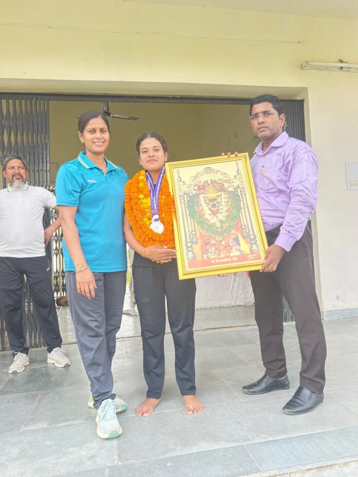 ज्योति यादव को स्मृति चिह्न भेंट