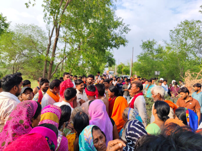 ग्रामीण सड़क जाम का दृश्य ग्रामीण सड़क जाम का दृश्य