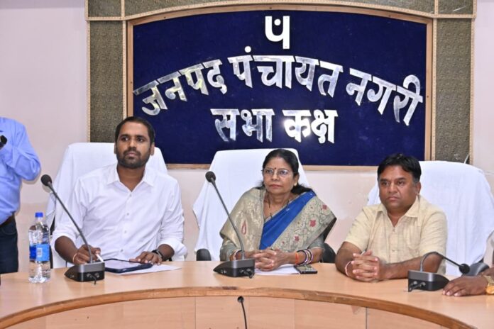 कलेक्टर व जनप्रतिनिधि बैठक में कलेक्टर व जनप्रतिनिधि बैठक में