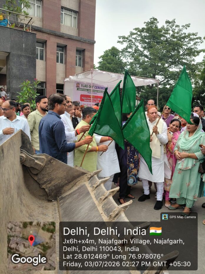महापौर झंडी दिखाते हुए एक तस्वीर