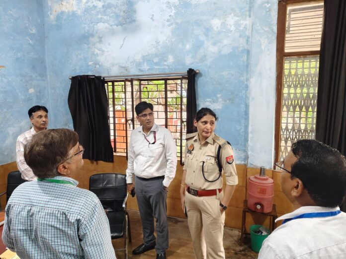 परीक्षा केंद्रों का निरीक्षण करते अधिकारी परीक्षा केंद्रों का निरीक्षण करते अधिकारी