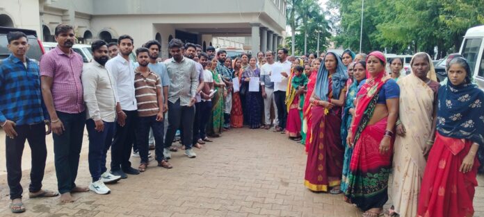 रत्नाबांधा के ग्रामीण कलेक्ट्रेट कार्यालय पहुंचे रत्नाबांधा के ग्रामीण कलेक्ट्रेट कार्यालय पहुंचे