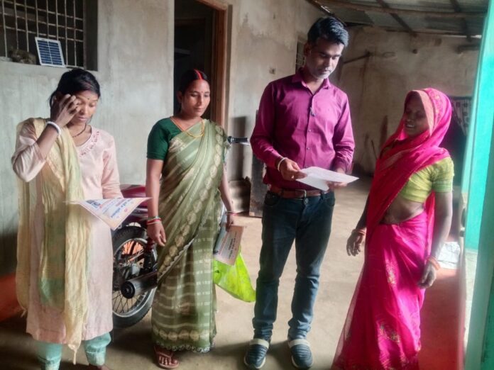 मितानिन एवं स्वास्थ्य कर्मी घर-घर सर्वे करते हैं