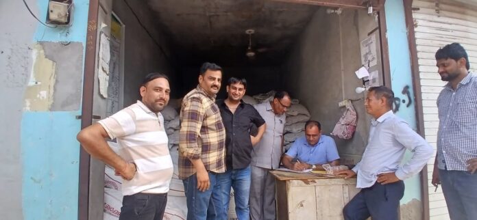 सीएम फ्लाइंग टीम राशन डिपो पर जांच करती