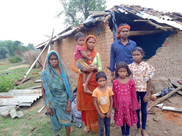 पीडित परिवार का घर टूटा हुआ है पीडित परिवार का घर टूटा हुआ है