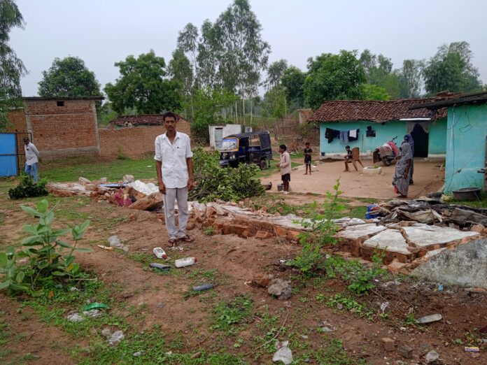 हाथियों के हमले से दीवार टूटी हाथियों के हमले से दीवार टूटी