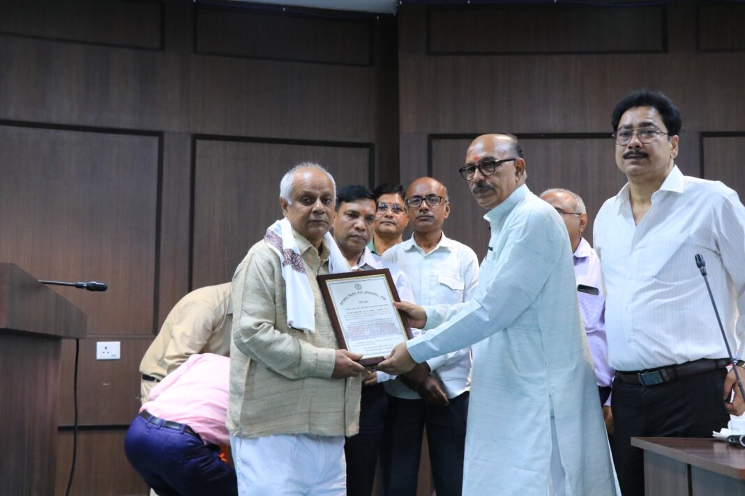 विदाई समारोह में स्पीकर सहित अन्य लोगों की तस्वीरें लें विदाई समारोह में स्पीकर सहित तस्वीरें लें