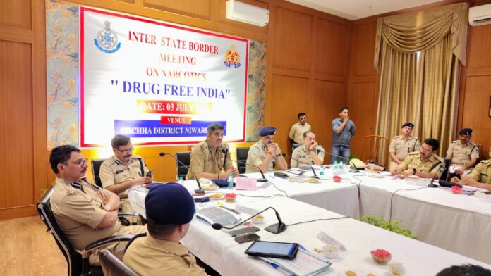 बॉर्डर मीटिंग में पुलिस अधिकारी