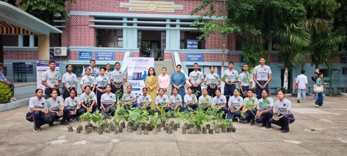 पौधरोपण कार्यक्रम में लोगों की तस्वीरें पौधरोपण कार्यक्रम में लोगों की तस्वीरें