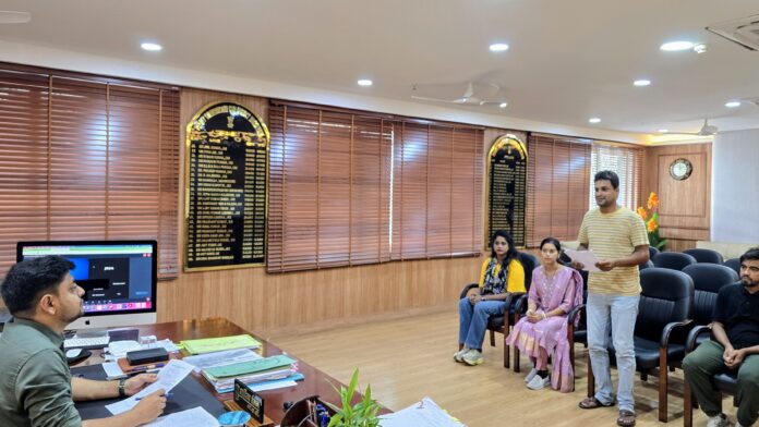 होम गार्ड चयनित अभ्यर्थी उपायुक्त से वार्ता करते हुए