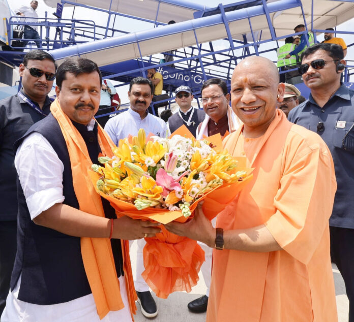 नितिन नवीन का स्वागत करते योगी नितिन नवीन का स्वागत करते योगी