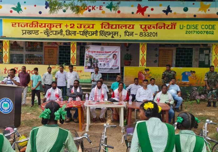 विधायक दशरथ गागराई निःशुल्क साइकिल वितरण करते हुए विधायक दशरथ गागराई निःशुल्क साइकिल वितरण करते हुए