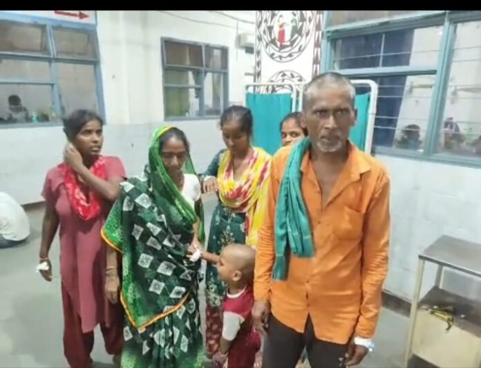 लोहिया भर्ती रोगियों के परिजन लोहिया भर्ती रोगियों के परिजन