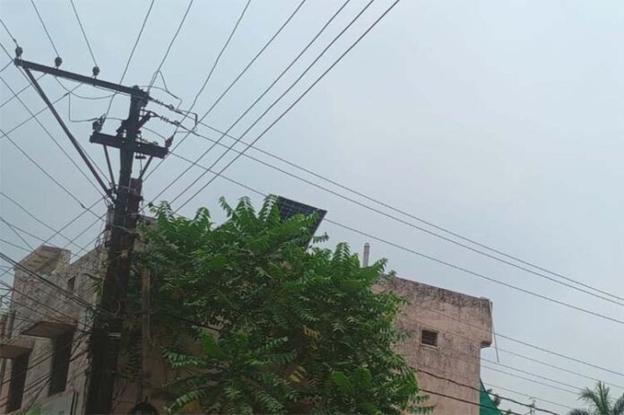 दो सोलर टेक्निशियन हाईटेंशन तार की चपेट में दो सोलर टेक्निशियन हाईटेंशन तार की चपेट में