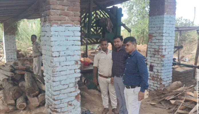 अधिकारीगण गिरफ्तार किए गए हैं