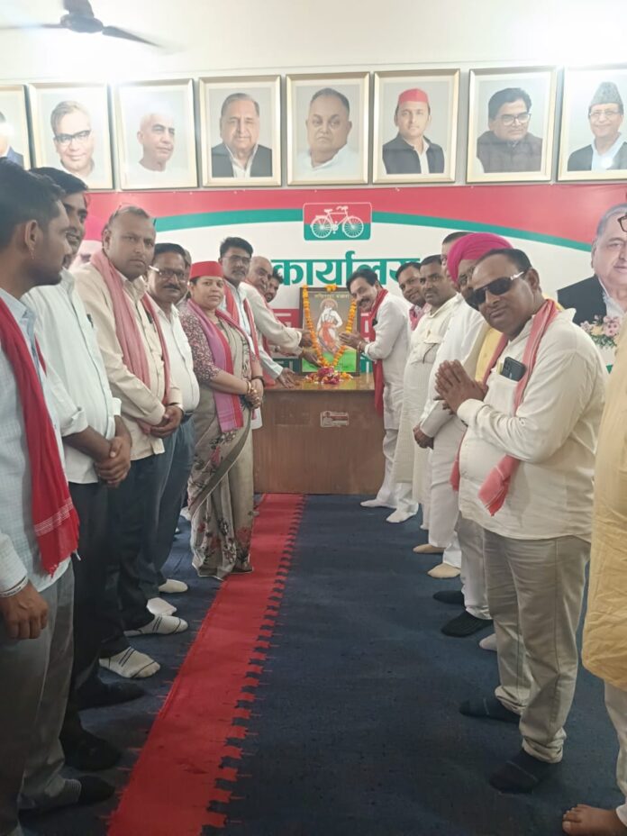 फोटो। जयंती मनाते हुए सपाई और उनके परिवार फोटो। जयंती मनाते हुए सपाई और उनके परिवार